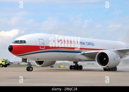 Bildnummer : 56087308 Datum : 23.09.2011 Copyright : imago/Xinhua (110924) -- ST. LOUIS, 24 septembre 2011 (Xinhua) -- Un vol cargo en provenance de Chine atterrit à l'aéroport international Lambert à St. Louis, États-Unis, 23 septembre 2011. Le premier vol cargo en provenance de Chine qui a décollé de Shanghai a atterri dans l'état du Missouri s St. Aéroport international Louis Lambert vendredi, marquant l'établissement d'un lien entre le hub financier de la Chine et le cœur des États-Unis. (Xinhua/Zhang Baoping) U.S.-ST. VOL LOUIS-SHANGHAI-CARGO PUBLICATIONxNOTxINxCHN Wirtschaft Verkehr Luftfahrt Flugverbindung Frachtflug USA Banque D'Images