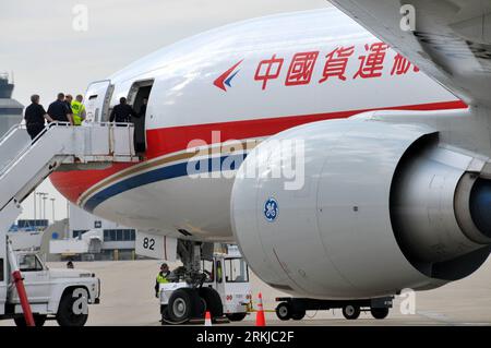 Bildnummer : 56087307 Datum : 23.09.2011 Copyright : imago/Xinhua (110924) -- ST. LOUIS, 24 septembre 2011 (Xinhua) -- Un vol cargo en provenance de Chine est vu après avoir atterri à l'aéroport international Lambert à St. Louis, États-Unis, 23 septembre 2011. Le premier vol cargo en provenance de Chine qui a décollé de Shanghai a atterri dans l'état du Missouri s St. Aéroport international Louis Lambert vendredi, marquant l'établissement d'un lien entre le hub financier de la Chine et le cœur des États-Unis. (Xinhua/Zhang Baoping) U.S.-ST. VOL LOUIS-SHANGHAI-CARGO PUBLICATIONxNOTxINxCHN Wirtschaft Verkehr Luftfahrt Flugverbindung Banque D'Images