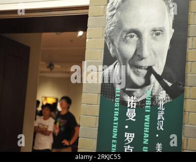 Bildnummer : 56095697 Datum : 24.09.2011 Copyright : imago/Xinhua (110924) -- WUHAN, 24 septembre 2011 (Xinhua) -- une affiche de portrait de Norman Rockwell (1894-1978), un célèbre illustrateur américain du début du 20e siècle, est vue lors d'une exposition d'illustrations intitulée Norman Rockwell s America à Wuhan, capitale de la province du Hubei en Chine centrale, le 24 septembre 2011. Dans le cadre de la USA week, l'exposition a débuté ici mercredi. (Xinhua/Xiao Yijiu) (Ly) CHINA-WUHAN-USA WEEK-NORMAN ROCKWELL-EXHIBITION (CN) PUBLICATIONxNOTxINxCHN Gesellschaft Kultur Ausstellung Kunst premiumd xbs x0x 2011 quer 56095697 DAT Banque D'Images