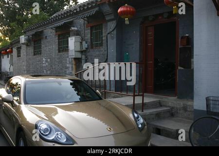 Bildnummer : 56098883 Datum : 16.08.2011 Copyright : imago/Xinhua (110924) -- BEIJING, 24 septembre 2011 (Xinhua) -- Une Porsche de luxe est vue passant devant une maison traditionnelle chinoise dans la cour intérieure de Wudaoying Hutong à Beijing, capitale de la Chine, le 16 août 2011. PUBLICATIONxNOTxINxCHN Gesellschaft xbs x2x 2011 quer o0 Fotostory, Tradition, Wohnhaus, Gasse, Straße o00 Auto 56098883 Date 16 08 2011 Copyright Imago XINHUA Beijing sept 24 2011 XINHUA une Porsche de luxe EST des lacs passant par une maison de cour traditionnelle chinoise à Wudaoying Hutong à Beijing capitale de la Chine août 16 2011 PUBLICATIONxNOTxINxCHN Banque D'Images