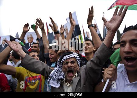 Bildnummer : 56109294 Datum : 25.09.2011 Copyright : imago/Xinhua (110925) -- CISJORDANIE, 25 septembre 2011 (Xinhua) -- des partisans palestiniens célèbrent l'arrivée du président dans la ville de Ramallah, en Cisjordanie, le 25 septembre 2011. Revenu de New York après avoir participé à l'Assemblée générale des Nations Unies et demandé la reconnaissance de l'État. Il a déclaré dimanche que la marche diplomatique pour obtenir la reconnaissance internationale d'un Etat palestinien a commencé. (Xinhua/Fadi Arouri) (srb) MIDEAST-WEST BANK-ABBAS-ARRIVAL PUBLICATIONxNOTxINxCHN Gesellschaft Politik Palästina Westjordanland prem Banque D'Images