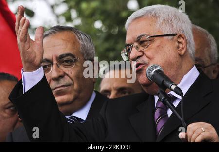 Bildnummer : 56109320 Datum : 25.09.2011 Copyright : imago/Xinhua (110925) -- CISJORDANIE, 25 septembre 2011 (Xinhua) -- le président palestinien Mahmud Abbas prononce un discours à ses partisans à son arrivée à Ramallah, en Cisjordanie, le 25 septembre 2011. Abbas est revenu de New York après avoir participé à l'Assemblée générale des Nations Unies et demandé la reconnaissance de l'État. Il a déclaré dimanche que la marche diplomatique pour obtenir la reconnaissance internationale d'un Etat palestinien a commencé. (Xinhua/Fadi Arouri) (srb) MIDEAST-CISJORDANIE-ABBAS-ARRIVÉE PUBLICATIONxNOTxINxCHN People Politik prem Banque D'Images