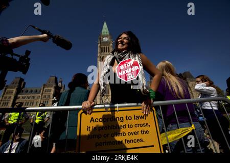 Bildnummer : 56125444 Datum : 26.09.2011 Copyright : imago/Xinhua (110927) -- OTTAWA, 27 septembre 2011 (Xinhua) -- des manifestants franchissent une barricade policière lors d'une manifestation contre le pipeline Keystone XL sur la Colline du Parlement à Ottawa, Canada, le 26 septembre 2011. Des douzaines des 400 manifestants pacifiques ont été arrêtés alors qu’ils manifestaient contre l’oléoduc qui, s’il est achevé, transportera les sables bitumineux du Canada jusqu’à la côte du golfe des États-Unis. (Xinhua/Christopher Pike) CANADA-OTTAWA-DEMONSTRATION-PIPELINE PUBLICATIONxNOTxINxCHN Gesellschaft Politik Demo Protest Öl Ölpipeline Erdöl Erdölpipelin Banque D'Images