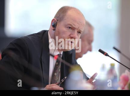 Bildnummer : 56125479 Datum : 27.09.2011 Copyright : imago/Xinhua (110927) -- BEIJING, 27 septembre 2011 (Xinhua) -- Mark Thompson, directeur général de la BBC, prend la parole lors de la réunion du Présidium du Sommet mondial des médias à Beijing, capitale de la Chine, le 27 septembre 2011. Les dirigeants ou les représentants de 11 médias traditionnels mondiaux ont assisté à la réunion d'ouverture mardi. (Xinhua/Qi Heng) (lfj) CHINA-BEIJING-WORLD MEDIA SUMMIT-PRESIDIUM MEETING (CN) PUBLICATIONxNOTxINxCHN People Wirtschaft Medien Porträt xjh x0x premiumd 2011 quer 56125479 Date 27 09 2011 Copyright Imago XINHUA Pékin sept 27 2011 XINHUA Mark Banque D'Images