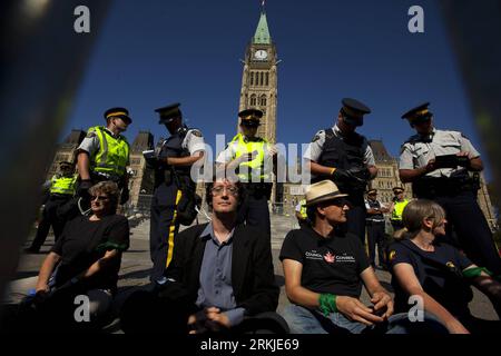 Bildnummer : 56125442 Datum : 26.09.2011 Copyright : imago/Xinhua (110927) -- OTTAWA, 27 septembre 2011 (Xinhua) -- des manifestants sont arrêtés par la police lors d'une manifestation contre le pipeline Keystone XL sur la Colline du Parlement à Ottawa, Canada, le 26 septembre 2011. Des douzaines des 400 manifestants pacifiques ont été arrêtés alors qu’ils manifestaient contre l’oléoduc qui, s’il est achevé, transportera les sables bitumineux du Canada jusqu’à la côte du golfe des États-Unis. (Xinhua/Christopher Pike) CANADA-OTTAWA-DEMONSTRATION-PIPELINE PUBLICATIONxNOTxINxCHN Gesellschaft Politik Demo Protest Öl Ölpipeline Erdöl Erdölpipeline Banque D'Images