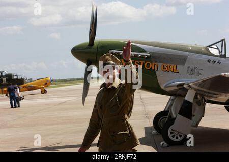 Bildnummer : 56130984 Datum : 27.09.2011 Copyright : imago/Xinhua (110928) - ELLINGTON FIELD, Spet. 28, 2011 (Xinhua) -- Une bénévole accueille les journalistes lors de la Journée publique des médias à Ellington Field au Texas, États-Unis, le 27 septembre 2011. Mardi, les journalistes ont été invités à visiter une partie des avions pour le prochain spectacle aérien. Le 27e Houston Air Show aura lieu le 15-16 octobre à Ellington Field. (Xinhua/Song Qiong) U.S.-ELLINGTON FIELD-WINGS OVER HOUSTON-AIR SHOW PUBLICATIONxNOTxINxCHN Gesellschaft x2x xtm 2011 quer o0 Militär, soldat, pilote, uniforme 56130984 Date 27 09 2011 Copyri Banque D'Images