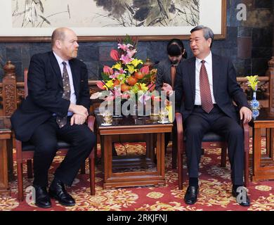 Bildnummer : 56131911 Datum : 28.09.2011 Copyright : imago/Xinhua (110928) -- BEIJING, 28 septembre 2011 (Xinhua) -- le président de l'agence de presse Xinhua, Li Congjun (à droite), rencontre le directeur général de la BBC, Mark Thompson, à Beijing, en Chine, le 28 septembre 2011. Thompson a assisté mardi à la réunion du présidium du Sommet mondial des médias (WMS). (Xinhua/Li Tao) (hdt) CHINA-BEIJING-LI CONGJUN-BBC-MEETING (CN) PUBLICATIONxNOTxINxCHN People Wirtschaft Medien x0x xtm 2011 quer 56131911 Date 28 09 2011 Copyright Imago XINHUA Pékin sept 28 2011 XINHUA Président de l'agence de presse XINHUA a quitté Congjun r rencontre Banque D'Images