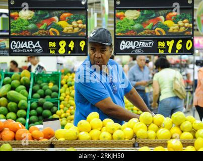 Bildnummer : 56136890 Datum : 29.09.2011 Copyright : imago/Xinhua (110929) -- RIO DE JANEIRO, 29 septembre 2011 (Xinhua) -- Un client réagit au prix des fruits dans un supermarché Extra de Rio de Janeiro, Brésil, 29 septembre 2011. Dans un rapport trimestriel sur l inflation publié jeudi, la banque centrale du Brésil a relevé ses prévisions d inflation pour cette année à 6,4 %, contre 5,8 %. Il a déclaré que l'inflation ralentira l'année prochaine à partir de son taux de 7,33 pour cent à la mi-septembre en raison de la crise de la dette européenne et du ralentissement de la croissance économique aux États-Unis (Xinhua / Weng Xinyang) (wjd) BRÉSIL-INFLATION RECORD HIG Banque D'Images