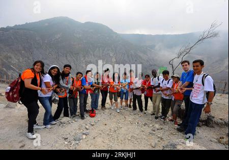 Bildnummer : 56138223 Datum : 30.09.2011 Copyright : imago/Xinhua (110930) -- BANDUNG, 30 septembre 2011 (Xinhua) -- geste des délégués lors de leur visite au volcan Tangkuban Perahu près de Bandung, Java ouest, Indonésie, 30 septembre 2011. Dans le cadre des efforts visant à inciter davantage de jeunes à participer à la résolution des problèmes environnementaux, le Programme des Nations Unies pour l environnement (PNUE) coopère avec le gouvernement indonésien pour organiser la Conférence internationale Tunza sur les enfants et les jeunes prévue du 27 septembre au 1 octobre à Bandung, la capitale de Java occidental. (Xinhua/Jiang Fan) (msq) INDONESIA-BANDUNG-TUNZA Banque D'Images