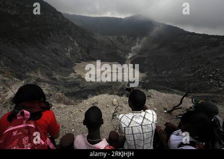 Bildnummer : 56138220 Datum : 30.09.2011 Copyright : imago/Xinhua (110930) -- BANDUNG, 30 septembre 2011 (Xinhua) -- les délégués visitent le volcan Tangkuban Perahu près de Bandung, Java ouest, Indonésie, 30 septembre 2011. Dans le cadre des efforts visant à inciter davantage de jeunes à participer à la résolution des problèmes environnementaux, le Programme des Nations Unies pour l environnement (PNUE) coopère avec le gouvernement indonésien pour organiser la Conférence internationale Tunza sur les enfants et les jeunes prévue du 27 septembre au 1 octobre à Bandung, la capitale de Java occidental. (Xinhua/Jiang Fan) (msq) INDONESIA-BANDUNG-TUNZA CHILDREN AND YOUTH CONF Banque D'Images