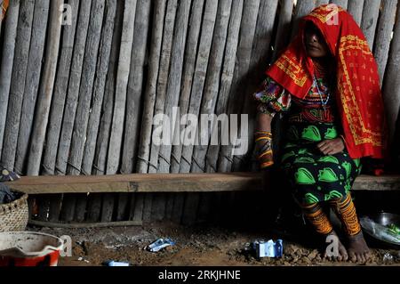 Bildnummer : 56138807 Datum : 30.09.2011 Copyright : imago/Xinhua (111001) -- ICARTI, 1 octobre 2011 (Xinhua) -- Une femme kuna vêtue de costumes traditionnels de Mola a été vue dans la région d'Icarti, Madugandi, Panama, le 30 septembre 2011. Les Kuna sont un groupe indigène situé principalement dans les zones frontalières du Panama et de la Colombie. Ils habitaient dans trois régions, dont Wargandi, Madugandi et Kuna Yala. Kuna a une population de quelque 40 000 habitants et vit principalement de la chasse et de la pêche. (Xinhua/Mauricio Valenzuela) (py) PANAMA-ICARTI-KUNA PUBLICATIONxNOTxINxCHN Gesellschaft Land Leute indigène Ureinwohner FRA Banque D'Images