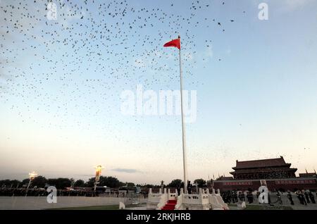 Bildnummer : 56138816 Datum : 01.10.2011 Copyright : imago/Xinhua (111001) -- PÉKIN, 1 octobre 2011 (Xinhua) -- drapeau national chinois survole le ciel sur la place Tian anmen à Pékin, capitale de la Chine, le 1 octobre 2011. Plus de 120 000 personnes se sont réunies sur la place Tian anmen pour assister à la cérémonie de levée du drapeau national à l aube du 1 octobre, à l occasion du 62e anniversaire de la fondation de la République populaire de Chine. (Xinhua/Luo Xiaoguang) (Ly) CHINE-LEVÉE DU DRAPEAU NATIONAL-FÊTE NATIONALE (CN) PUBLICATIONxNOTxINxCHN Gesellschaft Militär Fahnenappell Fahne Nationalfahne Appell Feiertag Nationa Banque D'Images