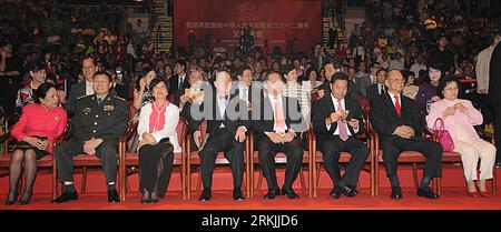 Bildnummer : 56139630 Datum : 01.10.2011 Copyright : imago/Xinhua (111001) -- HONG KONG, 1 octobre 2011 (Xinhua) -- Donald Tsang (4e L, devant), directeur général de la région administrative spéciale de Hong Kong, et d'autres invités regardent une représentation à Hong Kong, dans le sud de la Chine, le 1 octobre 2011. De nombreux chanteurs et interprètes célèbres ont assisté à la représentation samedi à Hong Kong pour célébrer le 62e anniversaire de la fondation de la République populaire de Chine. (Xinhua/Wong Pun Keung) (zhs) CHINA-HONG KONG-PERFORMANCE-NATIONAL DAY (CN) PUBLICATIONxNOTxINxCHN Gesellschaft Feiertag Nationalfeiertag Chine peuple Banque D'Images