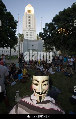 Bildnummer : 56141188 Datum : 02.10.2011 Copyright : imago/Xinhua (111003) -- LOS ANGELES, 3 octobre 2011 (Xinhua) -- des manifestants se rassemblent devant l'hôtel de ville de Los Angeles lors de la manifestation Occupy Los Angeles à Los Angeles, Californie, États-Unis, le 2 octobre 2011. Quelque 800 manifestants ont défilé et se sont rassemblés dimanche dans le centre-ville de Los Angeles pour montrer leur soutien aux manifestants d'Occupy Wall Street à New York. (Xinhua/Ringo H.W. Chiu) U.S.-LOS ANGELES-PROTEST PUBLICATIONxNOTxINxCHN Gesellschaft Politik USA Demo Protest LA L A Besetzung xjh x0x premiumd 2011 hoch Bewegung besetzt die o0 masque Banque D'Images