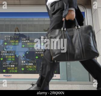 Bildnummer : 56142453 Datum : 03.10.2011 Copyright : imago/Xinhua (111003) -- TOKYO, 3 octobre 2011 (Xinhua) -- Un piéton passe devant un tableau électrique affichant des chutes dans les principaux indices du marché mondial à Tokyo, capitale du Japon, 3 octobre 2011. La moyenne des actions Nikkei en 225 émissions a chuté de 154,81 points, soit 1,78%, lundi, après une chute massive des indices européens et américains. (Xinhua/Kenichiro Seki) (lmm) JAPAN-TOKYO-STOCK MARKET-NIKKEI-DROP PUBLICATIONxNOTxINxCHN Wirtschaft Börse Börsenkurse Aktienindex Index Fall Fallen fällt baisse Symbol xjh x0x premiumd 2011 quadrat 5614245 Banque D'Images