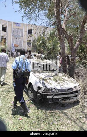 Bildnummer : 56145128 Datum : 04.10.2011 Copyright : imago/Xinhua (111004) -- MOGADISCIO, 4 octobre 2011 (Xinhua) -- Un soldat du gouvernement somalien passe devant l'épave d'une voiture sur les lieux d'un attentat suicide à la voiture piégée à Mogadiscio, capitale de la Somalie, le 4 octobre 2011. Le nombre de morts de l'attentat suicide à la voiture piégée qui a ciblé Mogadiscio a augmenté à 65 tandis que plus de 50 autres ont été blessés, ont déclaré mardi des médecins et des témoins. La voiture piégée a explosé près d'un bâtiment du gouvernement dans le centre de la ville dans la zone K4 près du ministère de l'éducation où les étudiants étaient assis pour un examen de bourse étrangère Banque D'Images