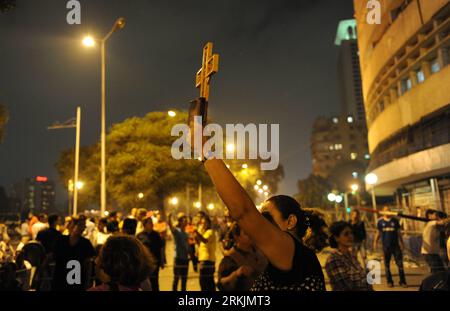 Bildnummer : 56146081 Datum : 04.10.2011 Copyright : imago/Xinhua (111005) -- LE CAIRE, LE 5 octobre 2011 (Xinhua) -- les chrétiens coptes égyptiens manifestent devant le bâtiment de la télévision publique dans le centre-ville du Caire, Égypte, le 4 octobre 2011. Mardi soir, des centaines de coptes chrétiens égyptiens ont organisé un sit-in sur la route devant le bâtiment de la télévision d'État dans le centre du Caire, exigeant que le gouverneur de la province d'Assouan, el-Sayed, démissionne et qu'une église soit reconstruite dans le village de Marinap, dans la province d'Assouan. (Xinhua/Qin Haishi) (WN) EGYPTE-CAIRE-CHRÉTIENS COPTES-PROTEST PUBLICATIONxNOTxINxCHN Gesellschaft Politik religion Demo Banque D'Images