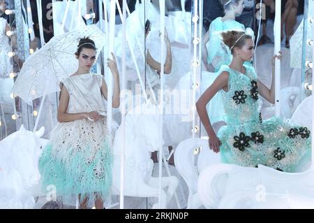 Bildnummer : 56148457 Datum : 05.10.2011 Copyright : imago/Xinhua (111005) -- PARIS, 5 oct. 2011 (Xinhua) -- des mannequins présentent des créations dans le cadre de la collection de prêt-à-porter de Louis Vuitton Printemps/été 2012 pour femmes lors de la Fashion week de Paris, à Paris, France, le 5 oct. 2011. (Xinhua/Gao Jing) (WN) FRANCE-PARIS-FASHION-LOUIS VUITTON PUBLICATIONxNOTxINxCHN Kultur Entertainment Fashion week Modewoche mode Modenschau PRET a porter Damenmode premiumd xns x0x 2011 quer 56148457 Date 05 10 2011 Copyright Imago XINHUA Paris OCT 5 2011 les modèles XINHUA présentent des créations dans le cadre de Louis Vuitton Banque D'Images