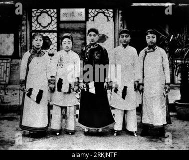 Bildnummer : 56152834 Datum : 01.01.1909 Copyright : imago/Xinhua (111006) -- PÉKIN, octobre 6, (Xinhua) -- la photo de fichier non datée montre des femmes chinoises avec les pieds liés à la fin de la dynastie Qing (1644-1911). Les femmes avec les pieds liés étaient considérées comme belles pendant des centaines d'années dans les temps anciens. China PUBLICATIONxNOTxINxCHN !AUFNAHMEDATUM GESCHÄTZT! Gesellschaft Zeitgeist sw x2x xtm 1909 quer o0 Land Leute Frau gebundene Füße Chinesin 56152834 Date 01 01 1909 Copyright Imago XINHUA Beijing OCT 6 XINHUA la photo de fichier non datée montre des femmes chinoises avec les pieds liés à la fin de la dynastie Qing 16 Banque D'Images