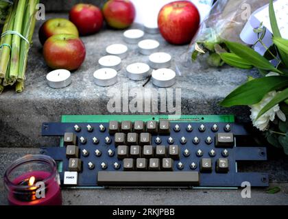 Bildnummer : 56154360 Datum : 06.10.2011 Copyright : imago/Xinhua (111006) -- NEW YORK, 6 octobre 2011 (Xinhua) -- Un clavier d'un ordinateur Apple ancien est placé à l'extérieur du magasin phare d'Apple sur la 5e Avenue à New York, aux États-Unis, le 6 octobre 2011. Les New-Yorkais sont venus ici jeudi pour offrir leurs condoléances au co-fondateur et ancien PDG d’Apple Inc, Steve Jobs, décédé mercredi à l’âge de 56 ans. (Xinhua/Shen Hong) (wjd) US-NEW YORK-APPLE-STEVE JOBS-CONSOLENCE PUBLICATIONxNOTxINxCHN Gesellschaft Wirtschaft USA Trauer Gedenken Anteilnahme Gründer Firmengründer Apple xn Banque D'Images