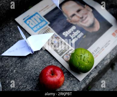 Bildnummer : 56154363 Datum : 06.10.2011 Copyright : imago/Xinhua (111006) -- NEW YORK, 6 octobre 2011 (Xinhua) -- les pommes sont placées à l'extérieur du magasin phare d'Apple sur la 5e Avenue à New York, aux États-Unis, le 6 octobre 2011. Les New-Yorkais sont venus ici jeudi pour offrir leurs condoléances au co-fondateur et ancien PDG d’Apple Inc, Steve Jobs, décédé mercredi à l’âge de 56 ans. (Xinhua/Shen Hong) (wjd) US-NEW YORK-APPLE-STEVE JOBS-CONSOLENCE PUBLICATIONxNOTxINxCHN Gesellschaft Wirtschaft USA Trauer Gedenken Anteilnahme Gründer Firmengründer Apple xns x0x 2011 quer 56154363 DAT Banque D'Images