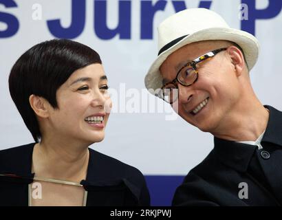 Bildnummer : 56157051 Datum : 07.10.2011 Copyright : imago/Xinhua (111007) -- SÉOUL, 7 octobre 2011 (Xinhua) -- directeur du jury New Currents, le réalisateur chinois de Hong Kong Yonfan (à droite) et l actrice chinoise Jiang Wenli assistent à la 16e conférence de presse du jury New Currents au Busan, Corée du Sud, le 7 octobre 2011. 307 films de 70 pays et régions ont participé au festival du film. (Xinhua/Park Jin Hee) (zyw) SOUTH KOREA-BUSAN-FILM FESTIVAL-NEW CURRENTS JURY PUBLICATIONxNOTxINxCHN People Kultur film Entertainment Filmfestival x0x xtm 2011 quer 56157051 DAT Banque D'Images