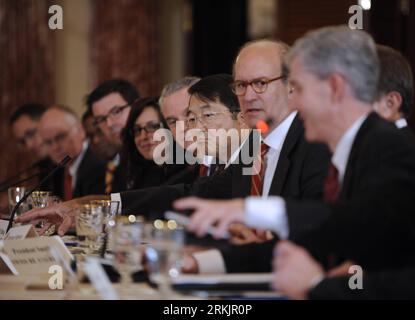 Bildnummer : 56157627 Datum : 07.10.2011 Copyright : imago/Xinhua (111007) -- WASHINGTON, 7 octobre 2011 (Xinhua) -- Sumio Ohtsuji (3rd R), vice-président principal et chef de la coordination de Toyota Motor North America, Inc., se joint à des dirigeants d'entreprise lors d'une réunion du Conseil du président sur l'emploi et la compétitivité au Département d'État à Washington DC, capitale des États-Unis, le 7 octobre 2011. Face à la baisse des flux d'investissements directs étrangers (IDE), le gouvernement des États-Unis s'est engagé vendredi à attirer de l'argent à l'étranger pour stimuler la croissance atone du pays. (Xinhua/Zhang Jun Banque D'Images