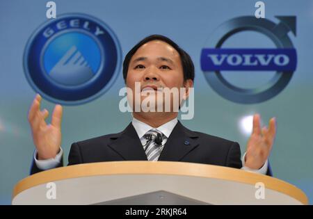 (111008) -- PÉKIN, 8 octobre 2011 (Xinhua) -- le président de Geely, Li Shufu, prononce une conférence de presse après la signature d'un accord avec Ford Motor Co. Sur l'achat de voitures Volvo suédoises par Geely à Goteborg en Suède, le 28 mars 2010. La Volvo car Corp. a été acquise par le groupe chinois Geely en 2010, marquant la première fois qu un constructeur automobile chinois a acquis une société automobile de marque internationale. À l'heure actuelle, l'Asie joue un rôle important dans ce mot que personne ne peut ignorer. Les économies émergentes comme la Chine et l’Inde ont été le pôle de croissance le plus actif de l’économie mondiale. Financial Times a dit, Th Banque D'Images