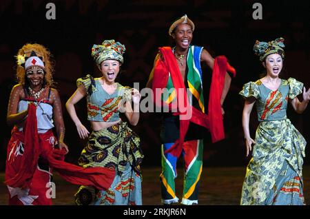 Bildnummer : 56158559 Datum : 06.10.2011 Copyright : imago/Xinhua (111008) -- BEIJING, 8 octobre 2011 (Xinhua) -- des danseurs chinois et africains se produisent lors d'un gala sur le thème de l'Ode à l'amitié organisé pour marquer le Sommet de Beijing du Forum sur la coopération sino-africaine (FOCAC) à Beijing, capitale de la Chine, le 4 novembre 2006. Au total, 41 chefs d'État ou de gouvernement et hauts fonctionnaires de 48 pays africains ont participé au sommet. À l'heure actuelle, l'Asie joue un rôle important dans ce mot que personne ne peut ignorer. Les économies émergentes comme la Chine et l'Inde, ont été le pôle de croissance le plus actif o Banque D'Images