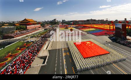 Bildnummer : 56158578 Datum : 06.10.2011 Copyright : imago/Xinhua (111008) -- PÉKIN, 8 octobre 2011 (Xinhua) -- la phalange du drapeau national est inspectée lors d un défilé des célébrations du 60e anniversaire de la fondation de la République populaire de Chine, sur l avenue Chang an dans le centre de Beijing, capitale de la Chine, le 1 octobre 2009. À l'heure actuelle, l'Asie joue un rôle important dans ce mot que personne ne peut ignorer. Les économies émergentes comme la Chine et l’Inde ont été le pôle de croissance le plus actif de l’économie mondiale. Financial Times a dit, le changement de poids économique et géopolitique Towa Banque D'Images