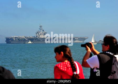 Bildnummer : 56159457 Datum : 08.10.2011 Copyright : imago/Xinhua (111009) -- SAN FRANCISCO, 9 octobre 2011 (Xinhua) -- les visiteurs observent le porte-avions américain USS Carl Vinson (CVN-70), qui passe devant le Golden Gate Bridge à San Francisco, aux États-Unis, le 8 octobre 2011. La 30e semaine de la flotte de San Francisco a eu lieu du 6 au 9 octobre, ce qui a également marqué le 100e anniversaire de la création de l'U.S. Naval Aviation. (Xinhua/Liu Yilin) U.S.-SAN FRANCISCO-FLEET WEEK 2011 PUBLICATIONxNOTxINxCHN Gesellschaft Militär Marine 100 Jahre Jubiläum Flottenparade Flugzeugträger Kriegsschiff Schi Banque D'Images