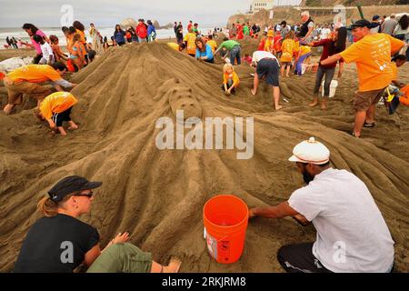 Bildnummer : 56159486 Datum : 08.10.2011 Copyright : imago/Xinhua (111009) -- SAN FRANCISCO, Oct. 9, 2011 (Xinhua) -- participer au 28e Leap Sandcastle Contest à San Francisco, Etats-Unis, le 8 octobre 2011. (Xinhua/Liu Yilin) (lyx) U.S.-SAN FRANCISCO-LEAP SANDCASTLE CONTEST PUBLICATIONxNOTxINxCHN Gesellschaft Sandburg bauen Wettbewerb Sandburgenbauen xjh x0x premiumd 2011 quer 56159486 Date 08 10 2011 Copyright Imago XINHUA San Francisco OCT 9 2011 XINHUA participe au 28e concours de château de sable Leap à San Francisco États-Unis OCT 8 2011 XINHUA Liu Yilin lyx U S San Francisco Leap sa Banque D'Images