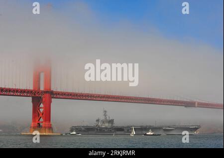 Bildnummer : 56159458 Datum : 08.10.2011 Copyright : imago/Xinhua (111009) -- SAN FRANCISCO, Oct. 9, 2011 (Xinhua) -- le porte-avions américain USS Carl Vinson (CVN-70), navigue devant le Golden Gate Bridge à San Francisco, aux États-Unis, le 8 octobre 2011. La 30e semaine de la flotte de San Francisco a eu lieu du 6 au 9 octobre, ce qui a également marqué le 100e anniversaire de la création de l'U.S. Naval Aviation. (Xinhua/Liu Yilin) U.S.-SAN FRANCISCO-FLEET WEEK 2011 PUBLICATIONxNOTxINxCHN Gesellschaft Militär Marine 100 Jahre Jubiläum Flottenparade Flugzeugträger Kriegsschiff Schiff xjh x0x premiu Banque D'Images