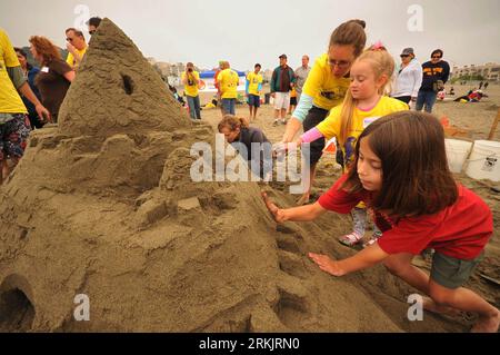 Bildnummer : 56159485 Datum : 08.10.2011 Copyright : imago/Xinhua (111009) -- SAN FRANCISCO, 9 octobre 2011 (Xinhua) -- des enfants assistent au 28e Leap Sandcastle Contest à San Francisco, États-Unis, 8 octobre 2011. (Xinhua/Liu Yilin) (lyx) U.S.-SAN FRANCISCO-LEAP SANDCASTLE CONTEST PUBLICATIONxNOTxINxCHN Gesellschaft Sandburg bauen Wettbewerb Sandburgenbauen xjh x0x premiumd 2011 quer 56159485 Date 08 10 2011 Copyright Imago XINHUA San Francisco OCT 9 2011 XINHUA enfants assistent au 28e concours de château de sable à San Francisco aux États-Unis OCT 8 2011 XINHUA Liu Yilin lyx U S San Banque D'Images