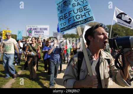 Bildnummer : 56159477 Datum : 08.10.2011 Copyright : imago/Xinhua (111008) -- WASHINGTON, 8 octobre 2011 (Xinhua) -- des manifestants crient des slogans devant Capitol Hill à Washington, États-Unis, 8 octobre 2011. Une bagarre a éclaté samedi lors d'un rassemblement d'Occupy DC à Washington, avec des manifestants contre la cupidité des entreprises et le militarisme se faisant asperger de poivre alors qu'ils tentaient d'entrer dans un musée national. (Xinhua/Wang Fengfeng) US-WASHINGTON-OCCUPY DC-RALLY PUBLICATIONxNOTxINxCHN Gesellschaft Politik Wirtschaft Protest Bewegung Finanzkrise Wirtschaftskrise USA Besetzt die anti xjh x0x 2011 que Banque D'Images