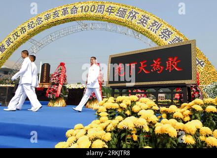 Bildnummer : 56163354 Datum : 10.10.2011 Copyright : imago/Xinhua (111010) -- WUHAN, 10 octobre 2011 (Xinhua) -- commémorer les héros morts lors de la Révolution de 1911 à Wuhan, capitale de la province du Hubei en Chine centrale, le 10 octobre 2011. Plus de 5000 personnes ont assisté au centenaire de la Révolution de 1911 sur la place du musée de la Révolution de 1911. (Xinhua/Xiao Yijiu) (zkr) CHINA-HUBEI-WUHAN-1911 REVOLUTION(CN) PUBLICATIONxNOTxINxCHN Politik Jahrestag 100 Jahre Jubiläum Gedenken xjh x0x premiumd 2011 quer 56163354 Date 10 10 2011 Copyright Imago XINHUA Wuhan OCT 10 2011 XINHUA commémore Th Banque D'Images