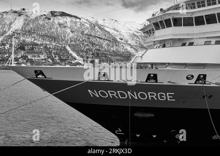 Photo en noir et blanc du ferry norvégien Hurtigruten MS NORDNORGE, amarré à Tromsø, Norvège. 5 mai 2023. Banque D'Images