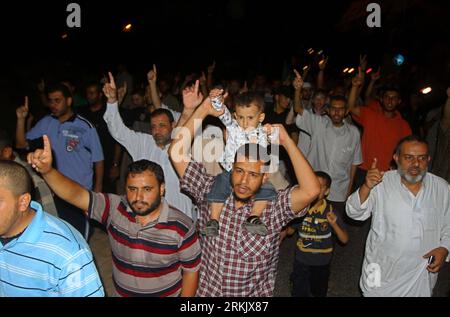 Bildnummer : 56167748 Datum : 11.10.2011 Copyright : imago/Xinhua (111012) -- GAZA, 12 octobre 2011 (Xinhua) -- les partisans palestiniens du Hamas célèbrent l'accord d'échange de prisonniers avec Israël à Deir al-Balah, dans le centre de la bande de Gaza, le 11 octobre 2011. (Xinhua) (srb) MIDEAST-GAZA-PRISONERS-SWAP DEAL PUBLICATIONxNOTxINxCHN Politik Gesellschaft People Angehörige Freilassung Palästina Israel Nahostkonflikt x1x xtm 2011 quer 56167748 Date 11 10 2011 Copyright Imago XINHUA Gaza OCT 12 2011 XINHUA les partisans PALESTINIENS du Hamas célèbrent l'accord d'échange de prisonniers avec Israël à Deir Al Balah Centra Banque D'Images