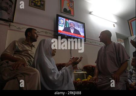 Bildnummer : 56167753 Datum : 11.10.2011 Copyright : imago/Xinhua (111012) -- GAZA, 12 octobre 2011 (Xinhua) -- la famille du prisonnier palestinien Ahmad al-Falit, condamné à perpétuité dans une prison israélienne, regarde un discours télévisé du chef du Politburo du Hamas, Khaled Mashaal, sur l’accord d’échange de prisonniers avec Israël à leur domicile de Deir al-Balah, dans le centre de la bande de Gaza, le 11 octobre 2011. (Xinhua) (srb) MIDEAST-GAZA-PRISONERS-SWAP DEAL PUBLICATIONxNOTxINxCHN Politik Gesellschaft People Angehörige Freilassung Palästina Israel Nahostkonflikt x1x xtm 2011 quer premiumd 56167753 Date 11 10 2011 copie Banque D'Images