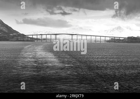 Photo en noir et blanc du pont Tromsø (Tromsøbrua) de 1036 mètres de long enjambe le détroit de Tromsøysundet au nord du centre-ville de Tromso. Norvège Banque D'Images