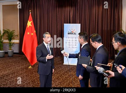 Johannesburg. 25 août 2023. Wang Yi, membre du bureau politique du Comité central du Parti communiste chinois et ministre des Affaires étrangères, informe les médias sur le voyage du président chinois Xi Jinping en Afrique du Sud. Xi a participé au 15e Sommet des BRICS qui s’est tenu à Johannesburg, en Afrique du Sud, et a effectué une visite d’État en Afrique du Sud du lundi au jeudi. Crédit : Yin Bogu/Xinhua/Alamy Live News Banque D'Images