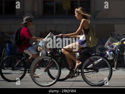 Bildnummer : 56177510 Datum : 13.10.2011 Copyright : imago/Xinhua (111014) -- LOS ANGELES, 14 octobre 2011 (Xinhua) -- deux étudiants font du vélo à l'Université de Californie du Sud, aux États-Unis, le 13 octobre 2011. La température la plus élevée de nombreuses villes de Californie du Sud a atteint plus de 36 degrés Celsius ces derniers jours et la température la plus élevée de Los Angeles le 12 octobre a atteint 37,22 degrés Celsius, battant le record historique depuis 1950. (Xinhua/Yang Lei) (lr) U.S.-SOUTH CALIFORNIA-HEAT PUBLICATIONxNOTxINxCHN Gesellschaft Hitze USA x0x xtm 2011 quer 56177510 Date 13 10 2011 Copyright Banque D'Images