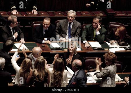 Bildnummer : 56180250 Datum : 14.10.2011 Copyright : imago/Xinhua (111014) -- ROME, 14 octobre 2011 (Xinhua) -- le Premier ministre italien Silvio Berlusconi (arrière, 2e L) et les ministres sont félicités par les législateurs après un vote de confiance clé à la chambre basse du Parlement à Rome, Italie, le 14 octobre 2011. Berlusconi a remporté vendredi un vote de confiance à la Chambre basse, assurant une fois de plus la survie de son gouvernement. Le premier ministre a obtenu la confiance avec 316 votes oui contre 301 votes non, alors que le nombre légal pour passer le vote de confiance était de 309. Berlusconi a décidé de demander un confide Banque D'Images