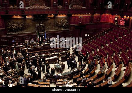 Bildnummer : 56180248 Datum : 14.10.2011 Copyright : imago/Xinhua (111014) -- ROME, 14 octobre 2011 (Xinhua) -- les législateurs italiens assistent au vote de confiance à la chambre basse du Parlement à Rome, Italie, le 14 octobre 2011. Berlusconi a remporté vendredi un vote de confiance à la Chambre basse, assurant une fois de plus la survie de son gouvernement. Le premier ministre a obtenu la confiance avec 316 votes oui contre 301 votes non, alors que le nombre légal pour passer le vote de confiance était de 309. Berlusconi a décidé de demander un vote de confiance après que sa majorité au pouvoir ait subi un coup sévère mardi sur l’appro Banque D'Images