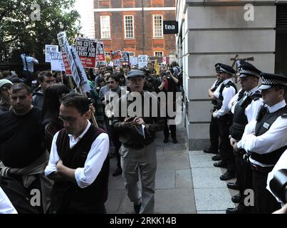 Bildnummer : 56182619 Datum : 15.10.2011 Copyright : imago/Xinhua (111015) -- LONDRES, 15 octobre 2011 (Xinhua) -- des manifestants défilent devant des policiers devant la Bourse de Londres dans le centre de Londres, Grande-Bretagne, le 15 octobre 2011. Des milliers de manifestants ont organisé un rassemblement devant la Bourse de Londres pour protester contre le pouvoir des entreprises et les politiques économiques du gouvernement. (Xinhua/Zeng Yi) UK-LONDON-OCCUPY LONDON STOCK EXCHANGE PUBLICATIONxNOTxINxCHN Gesellschaft Politik Wirtschaft Demo Finanzkrise Demo Occupy Finanzwirtschaft Antikapitalismus Kapitalismuskritik Wirtschaft Banque D'Images