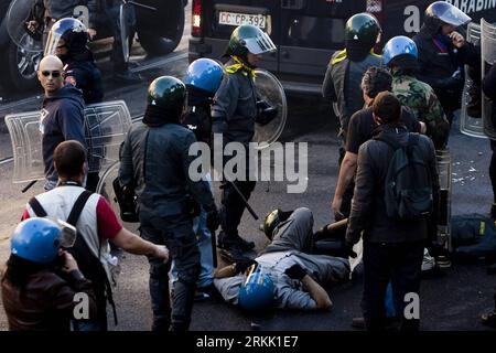 Bildnummer : 56184132 Datum : 15.10.2011 Copyright : imago/Xinhua (111015) -- ROME, octobre 15 2011 (Xinhua) -- Un policier anti-émeute blessé est couché sur le sol dans le centre de Rome, Italie, le 15 octobre 2011. Les manifestations contre les inégalités économiques et les mesures d'austérité à Rome ont échappé à tout contrôle samedi, et la police a utilisé des gaz lacrymogènes et des canons à eau pour disperser les manifestants. (Xinhua/Stringer) (yt) ITALY-ROME-ECONOMY-PROTEST PUBLICATIONxNOTxINxCHN Gesellschaft Politik Wirtschaft Demo Finanzkrise Finanzwirtschaftskrise Krise Banken Ausschreitungen xbs x2x 2011 quer o0 anti Antikapi Banque D'Images