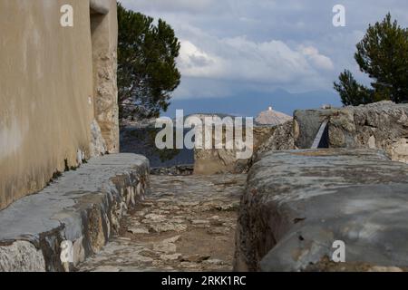 Paysage avec des nuages de l'ermitage de San Cristobal à Alcoi, Espagne, avec le château de Cocentaina en arrière-plan Banque D'Images