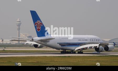 Bildnummer : 56185905 Datum : 16.10.2011 Copyright : imago/Xinhua (111016) -- SHANGHAI, 16 octobre 2011 (Xinhua) -- un avion Airbus A380 roule sur le tarmac après un atterrissage à l'aéroport international de Pudong à Shanghai, dans l'est de la Chine, le 16 octobre 2011. L appareil A380 qui vient d être livré à China Southern Airlines est considéré comme en état de navigabilité par la plus haute autorité de l aviation chinoise à la suite d un vol d essai dimanche. Le jumbo jet devrait effectuer son premier vol lundi de Pékin à Guangzhou. (Xinhua/Gu Shimin) (ljh) VOL D'ESSAI D'AVION CHINA-A380 (CN) PUBLICATIONxNOTxINxCHN Wirtschaft transport F Banque D'Images