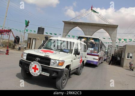 Bildnummer : 56189346 Datum : 17.10.2011 Copyright : imago/Xinhua (111017) -- BANDE DE GAZA, 17 octobre 2011 (Xinhua) -- Un véhicule de la Croix-Rouge et des bus arrivent au poste frontalier de Rafah en préparation du transfert de prisonniers palestiniens, dans le sud de la bande de Gaza, le 17 octobre 2011. Israël commencera à libérer des prisonniers palestiniens mardi en échange d'un soldat israélien , selon un accord d'échange conclu entre Israël et le Hamas. (Xinhua/Khaled Omar) (nxl) MIDEAST-GAZA-RAFAH POSTE FRONTIÈRE-SWAP-PRÉPARATION DE L'ACCORD PUBLICATIONxNOTxINxCHN Gesellschaft Freilassung Gefangene Grenze Austausch GE Banque D'Images