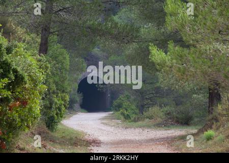 Paysage sur la route Serpis à partir du chemin avant d'atteindre un tunnel de l'ancien réseau ferroviaire, Lorcha, Espagne Banque D'Images